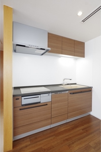 掃除がしやすいIHのシステムキッチン。※画像はイメージです。