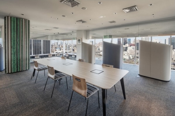 リモートワークに最適なワークラウンジ。Wi-Fi環境やコンセント、ソロブースも設置。 ※画像はイメージです。