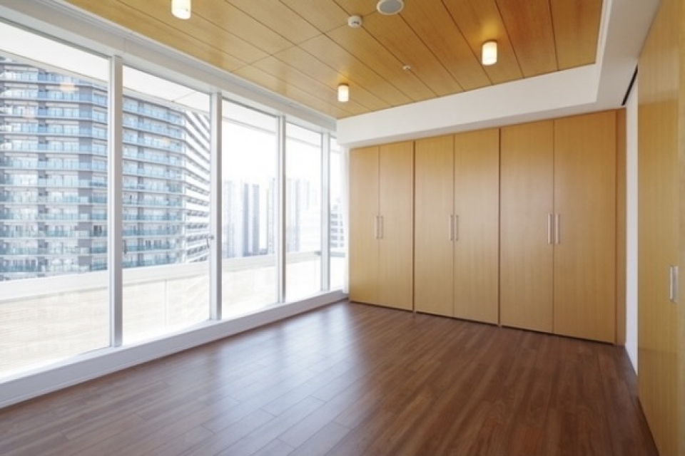 大きい窓からの日差しが明るい10.5帖の洋室。※画像はイメージです。