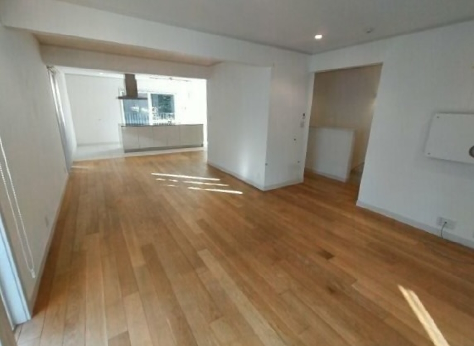 白い壁に木目の床がナチュラルで明るい。　※画像はイメージです。