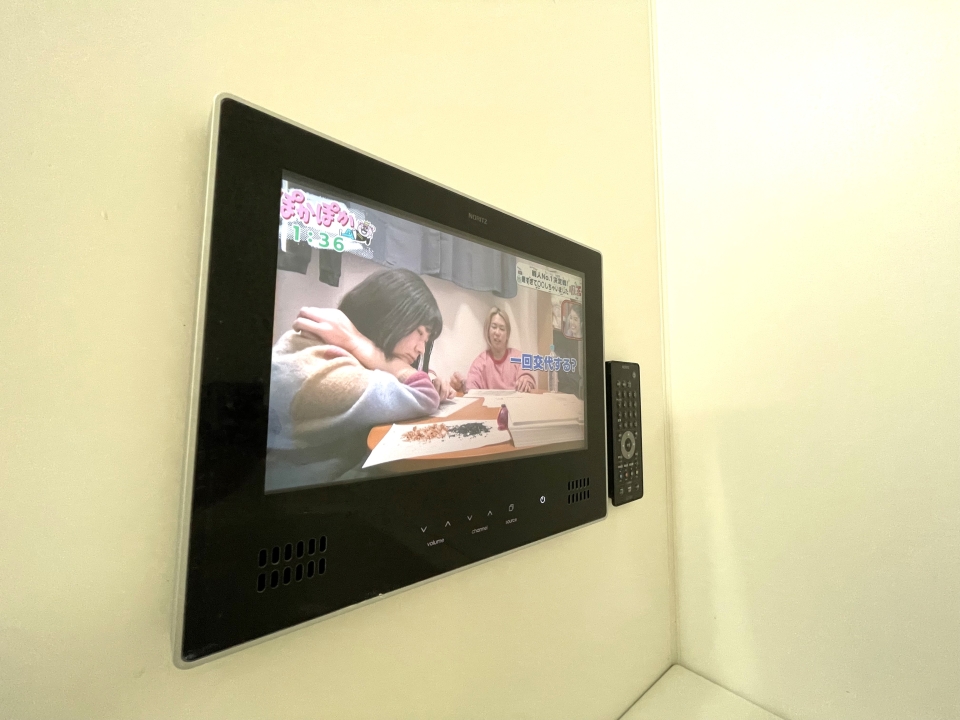 なんと浴室にはTV付き！