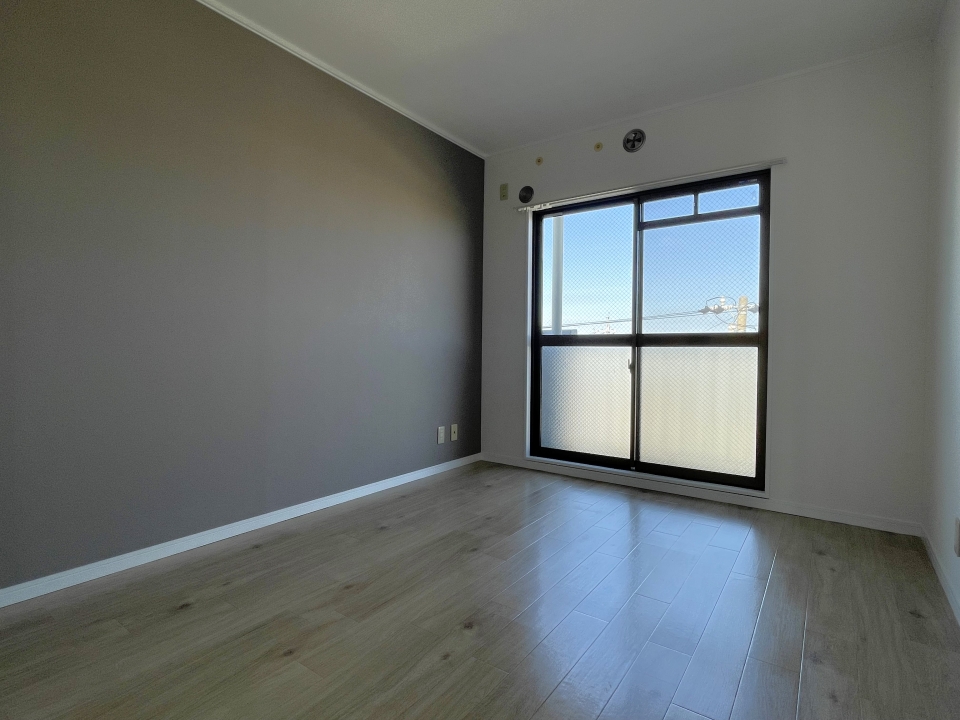 もう一つの6帖の洋室。こちらは落ち着いた印象