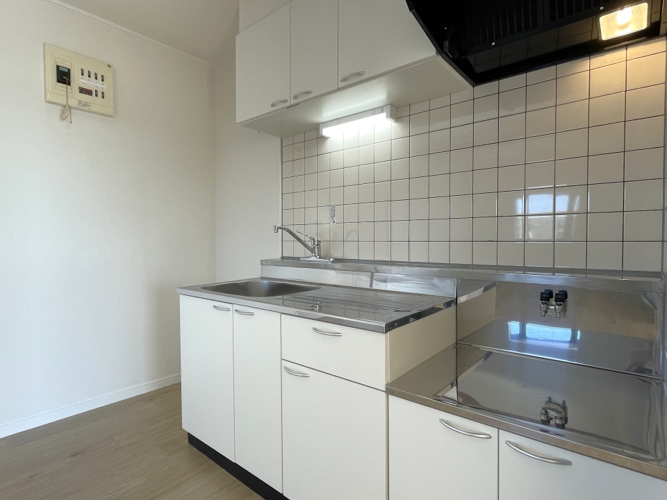 キッチンは白でシンプルに