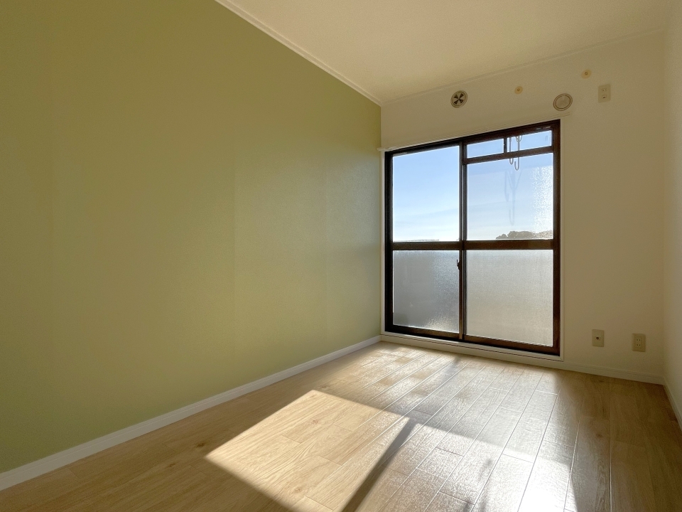 LDK隣はグリーンカラーでポップな5.8帖の洋室です