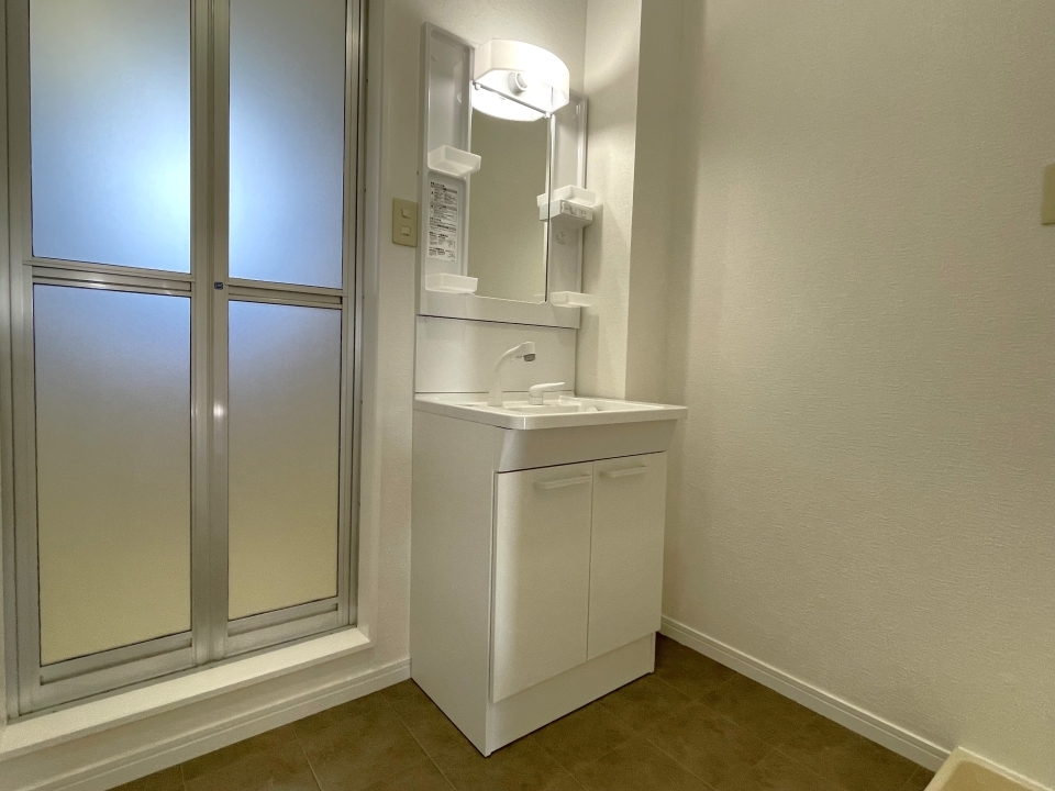 明るい洗面所。洗濯機置場もあります