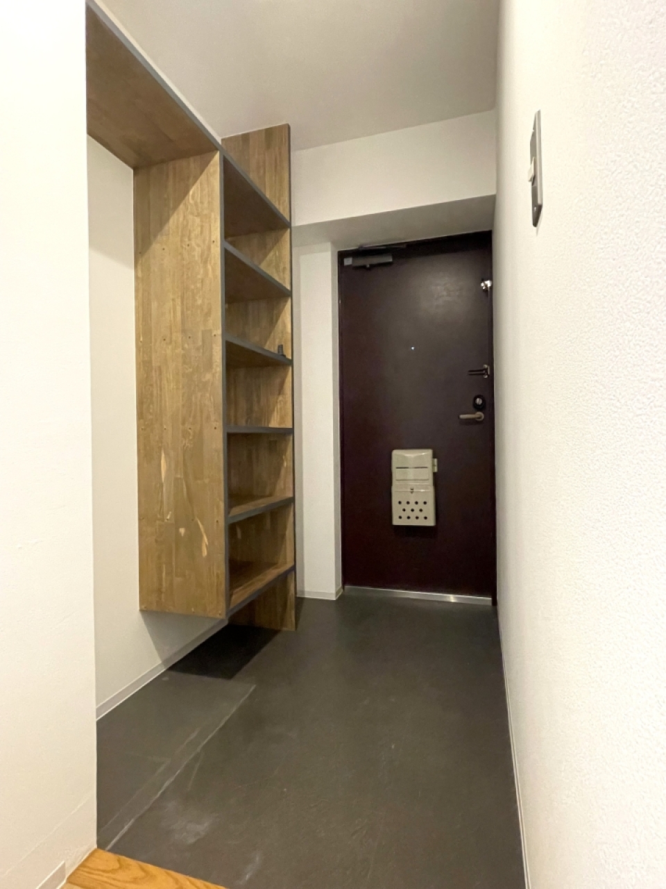 玄関。こちらも魅せる収納で、オシャレにいきましょう