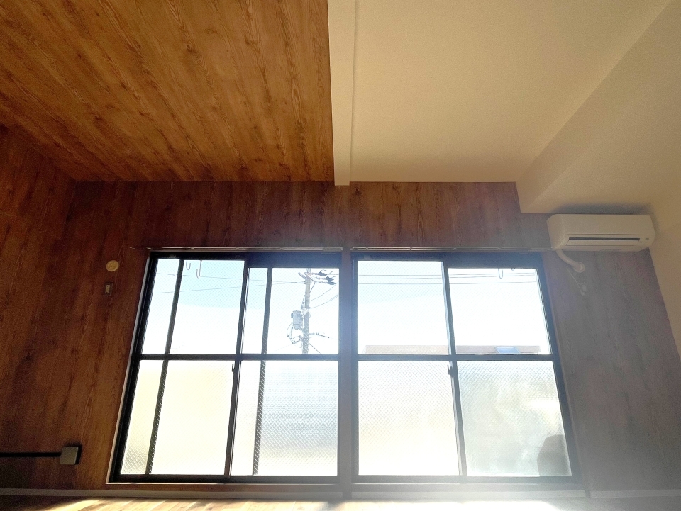 上を見上げると真っ二つに分けられた天井、珍しくて面白いですね