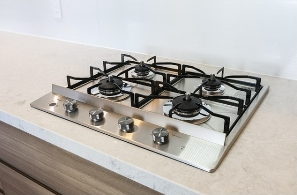 スタイリッシュなガスコンロは4口。　※写真はイメージです。