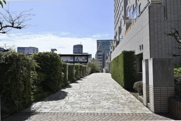 舗装された建物周囲。　※写真はイメージです。