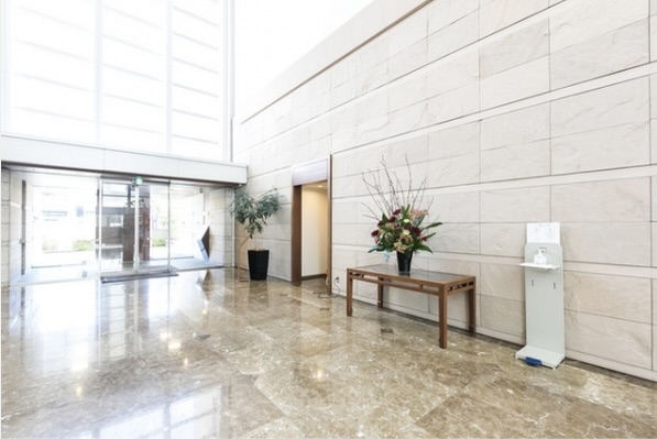 10メートル超の高さを確保した開放感のあるエントランスロビー。　※写真はイメージです。