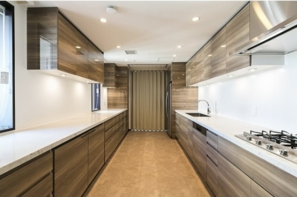 なんと！こんなに広々としたキッチンスペース。奥にはサービスルーム。　※写真はイメージです。