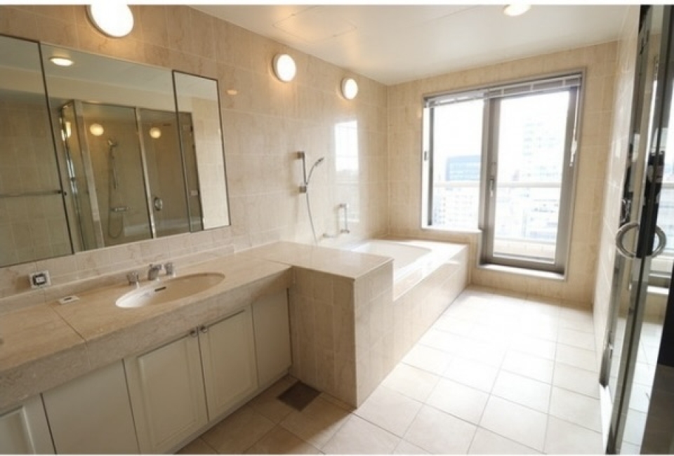 なんとも広い！マスターベッドルームに付いているサニタリールーム。　※写真はイメージです。