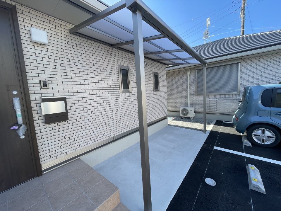 玄関横には駐輪場にも使える雨除けが付いてます。