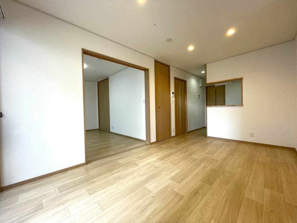 仕切りを開ければ隣の洋室も一緒に使えます