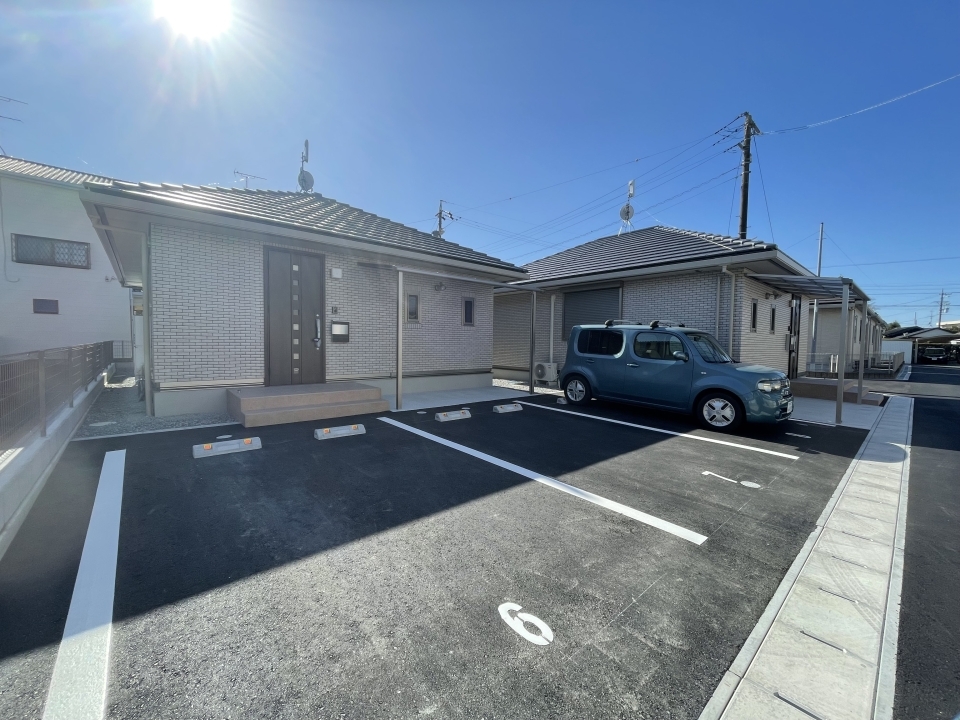 建物前駐車場