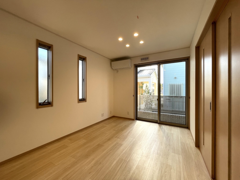 ダウンライトのおかげでスッキリとした印象に。