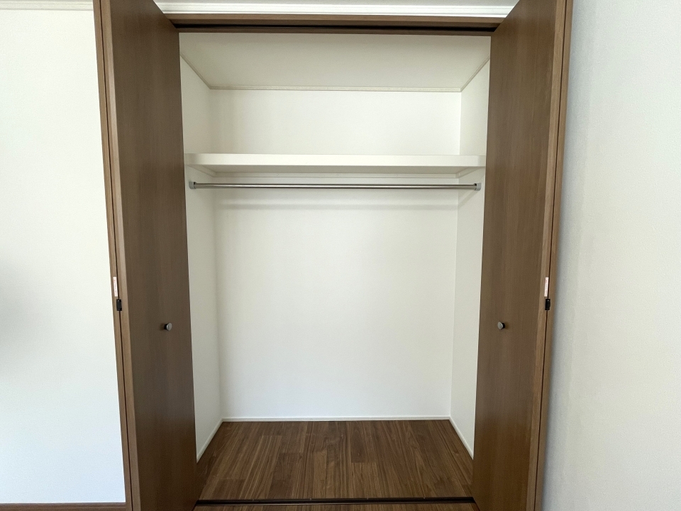 大きなクローゼットも付いてます♪