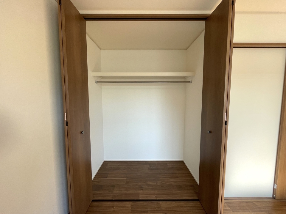 こちらの洋室にも収納有〇