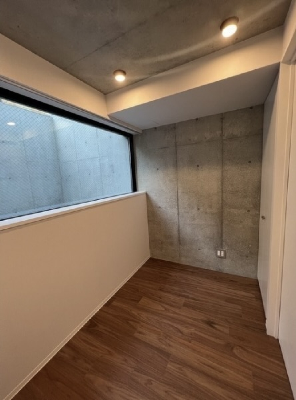 ベッドルーム。ダウンライトがムーディー。　※写真はイメージです。