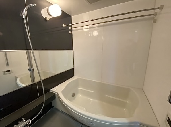 お風呂も綺麗。バスタブで疲れを癒す。　※画像はイメージです。