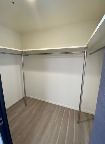 ハンガーパイプがぐるっと囲む、ウォークインクローゼット！　※画像はイメージです。