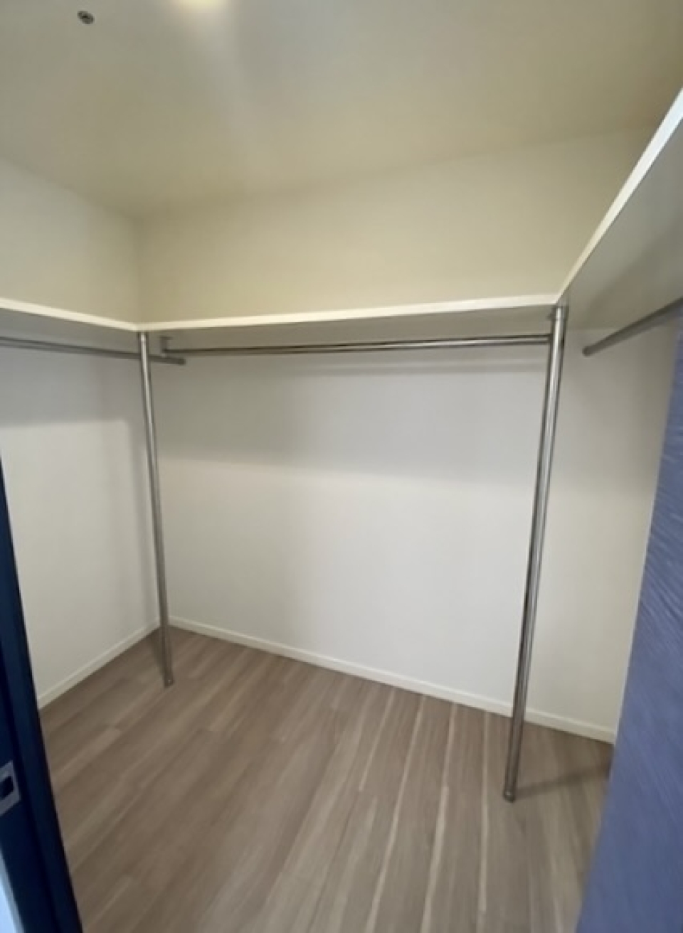 ハンガーパイプがぐるっと囲む、ウォークインクローゼット！　※画像はイメージです。