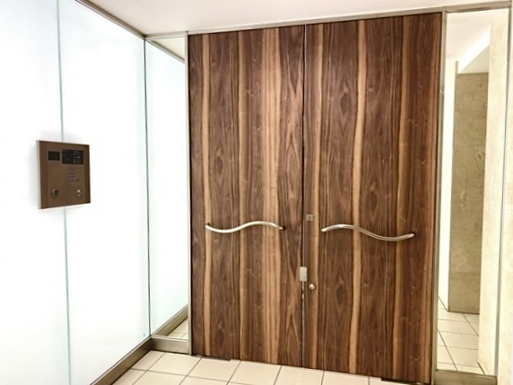 扉が重厚なエントランス。　※画像はイメージです。