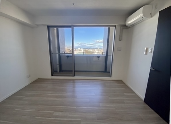 8.4帖のベッドルーム。窓から望む空が青い。　※画像はイメージです。