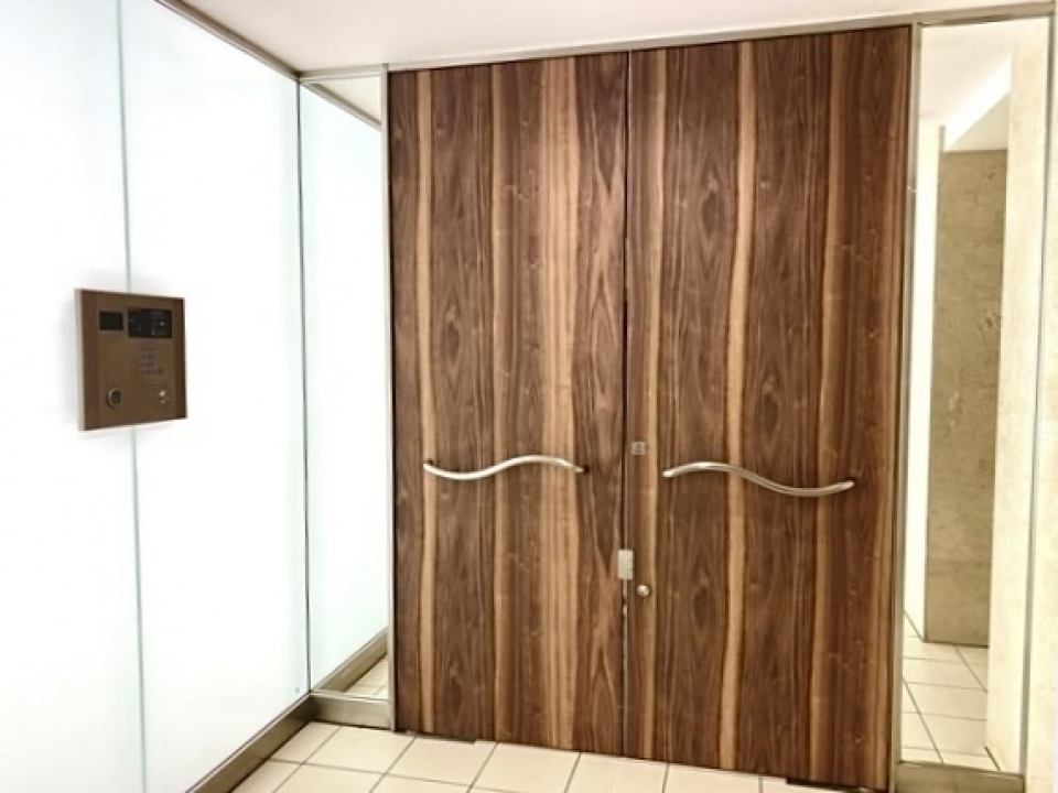 扉が重厚なエントランス。　※画像はイメージです。