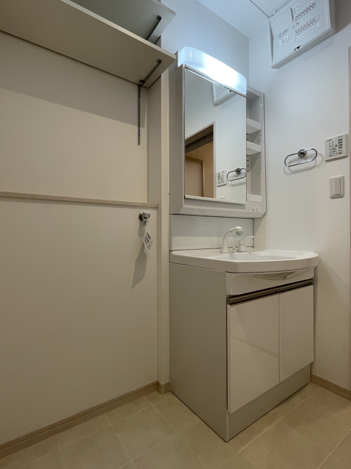 洗面脱衣スペースにも棚があり便利ですね！
