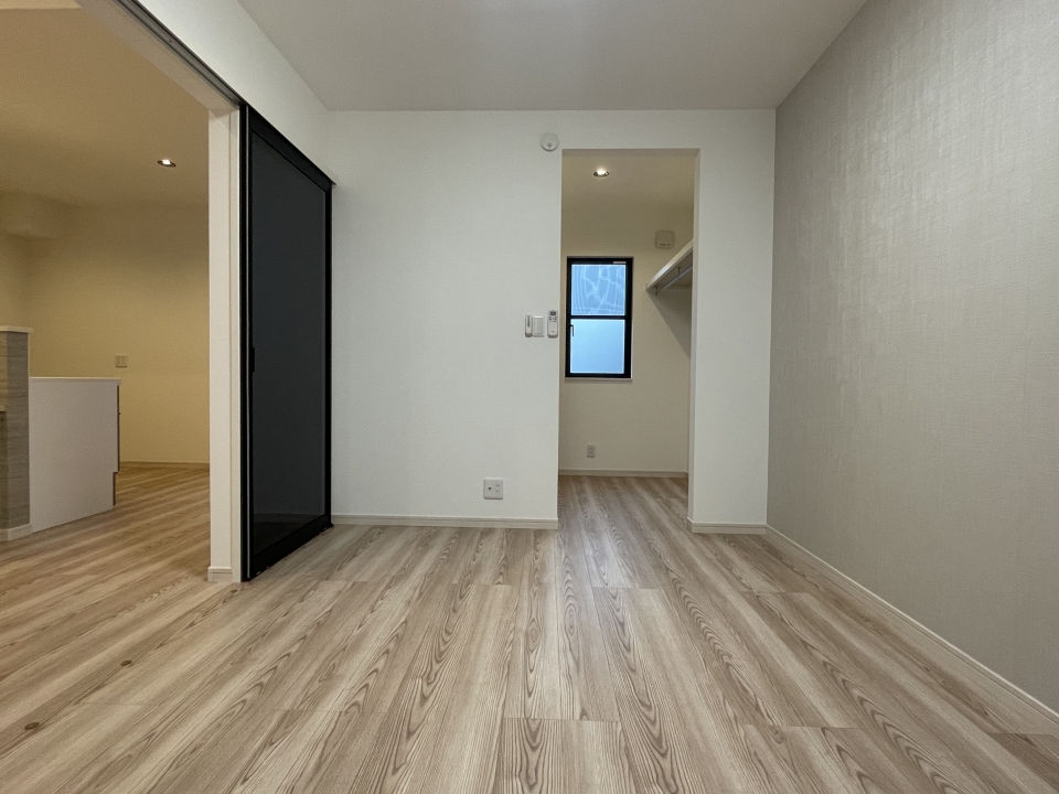 リビングの隣は6帖の洋室