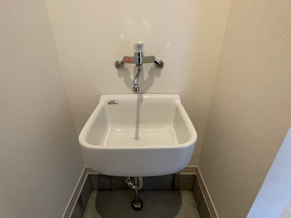 ガレージ内に水栓があります。部屋の中に持ち込みたくない汚れを落とすことができますね！