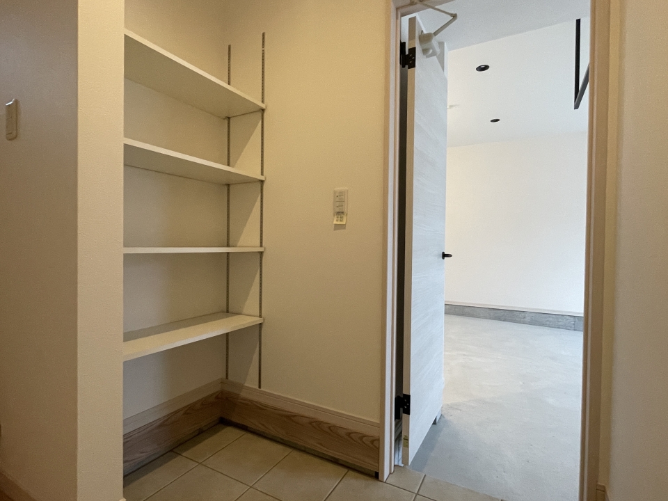 ガレージ内の扉を開けるとさらに収納スペースがあります。