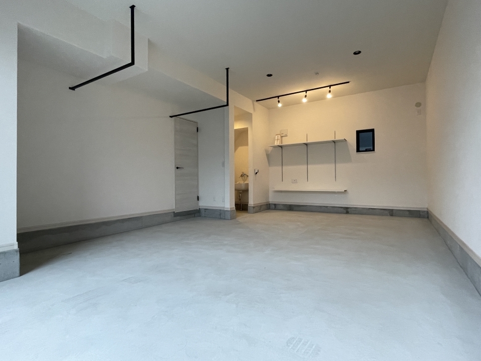 ガレージ内には部品やヘルメット等置くことができる棚があります。汚れた服を干すこともできます。