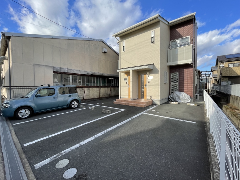 駐車場は建物前に嬉しい並列2台です♪