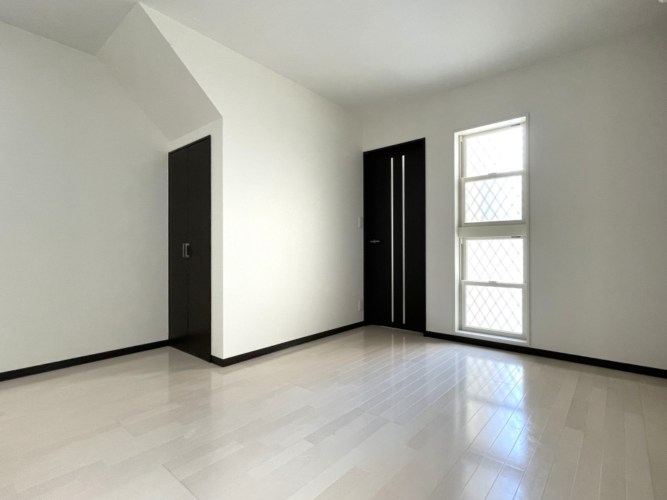 小窓がワンポイントの11帖LDK！