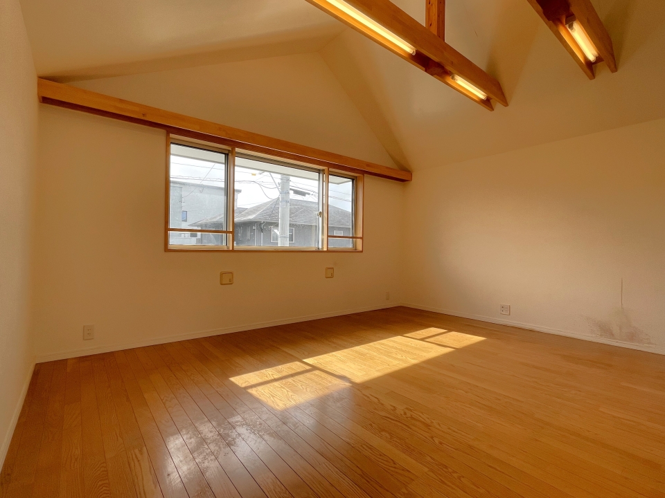 梁天井に埋め込まれた照明が素敵です