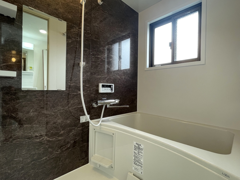 浴室乾燥付きのお風呂。窓付きで明るい