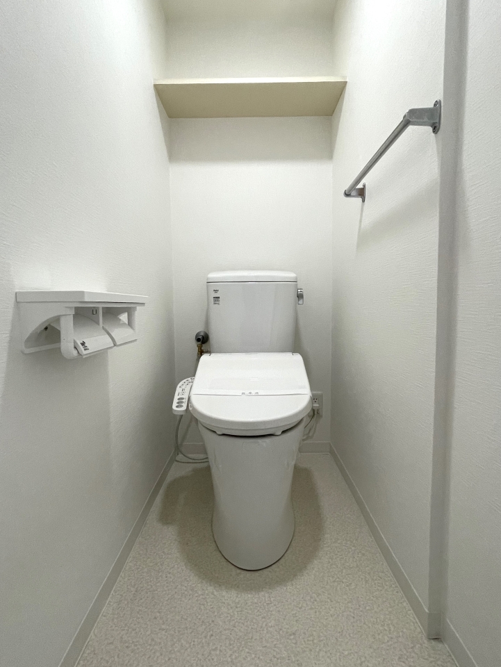 棚付きが便利なトイレ