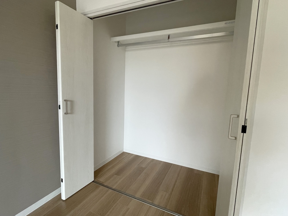 こちらのお部屋にももちろん収納付き
