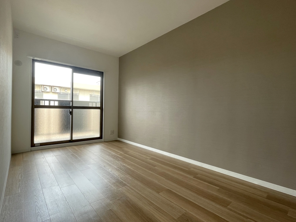 縦に長い7帖の洋室