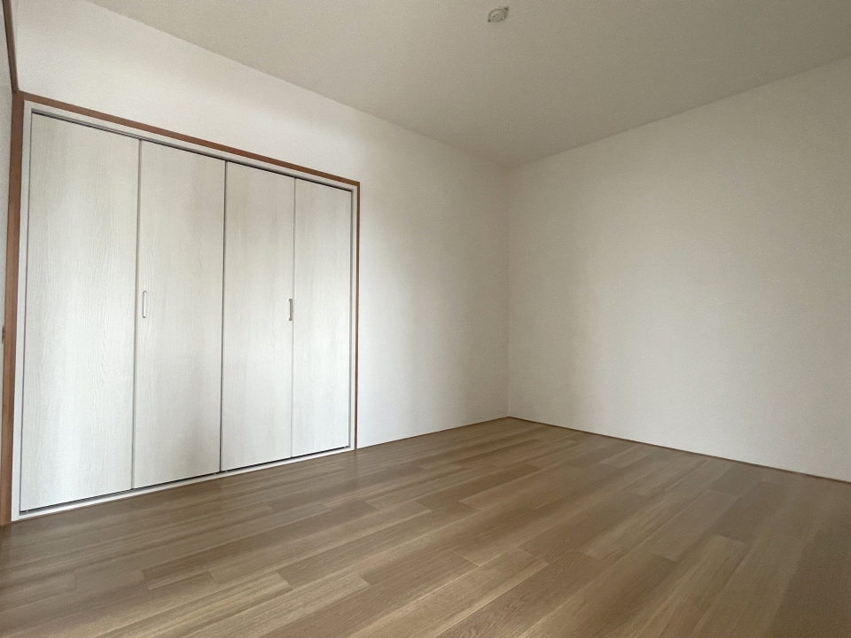 LDK横の6帖の洋室。