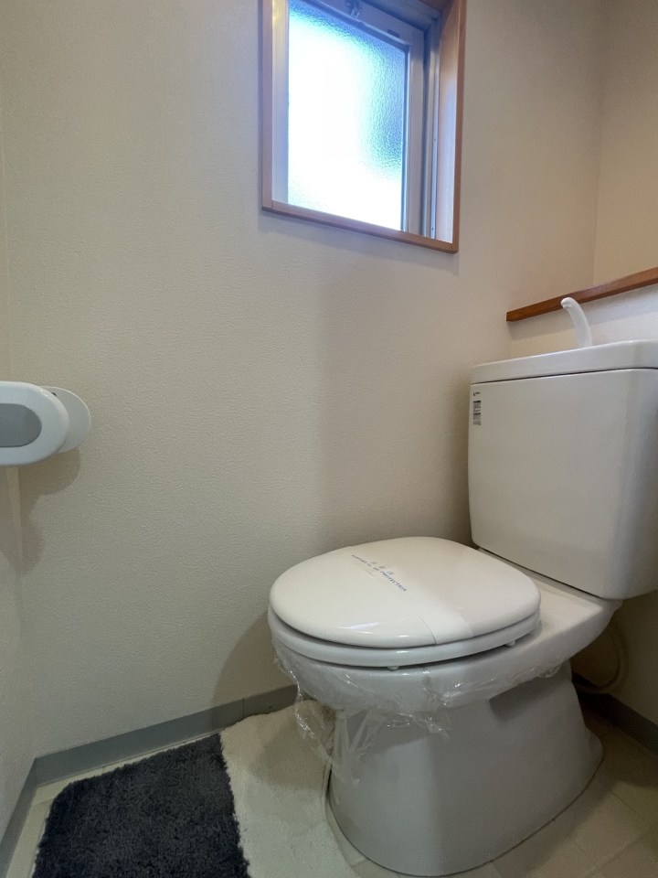 窓付きで明るいトイレ。棚もついています。