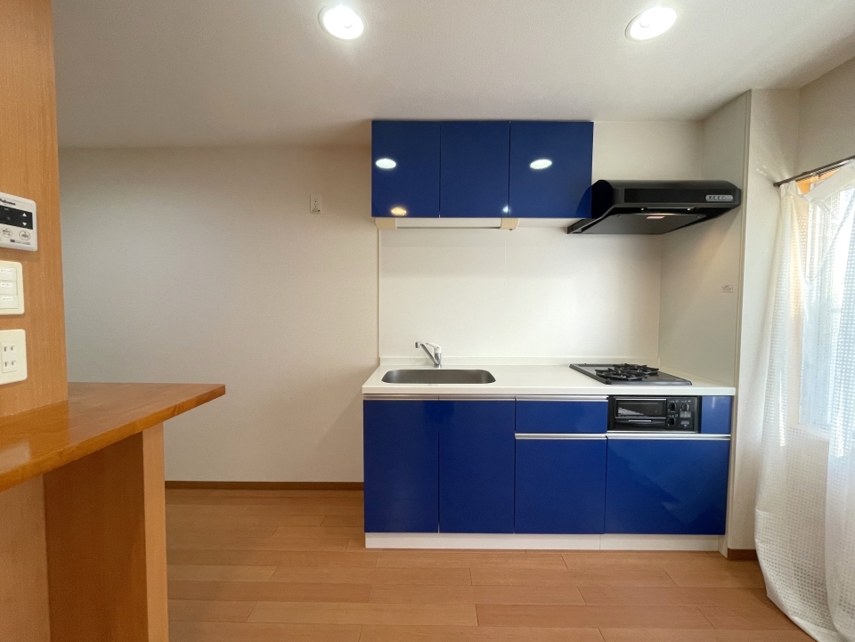 かわいいディープブルーのキッチン