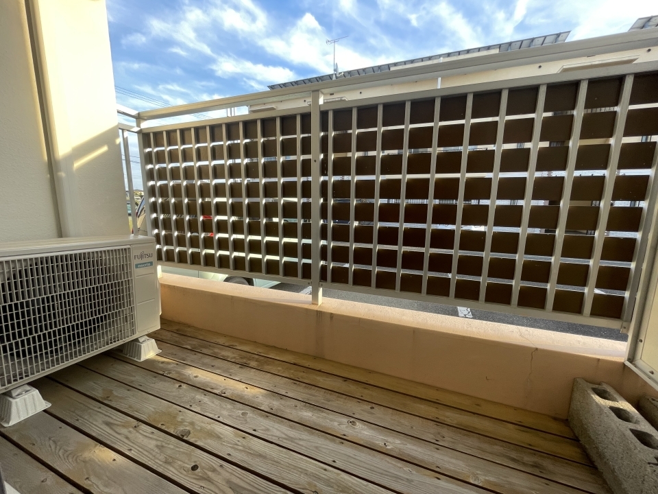 バルコニーは床が板張りでかわいい