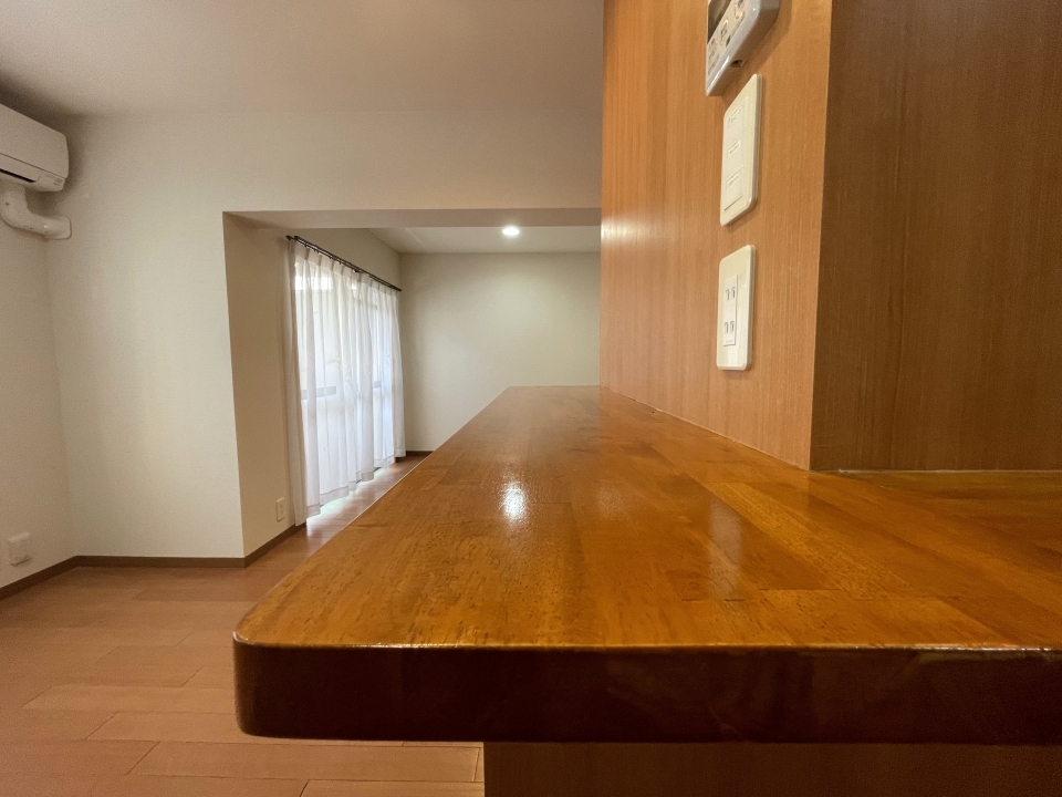 奥行も十分あります。コンセントもついていて使い勝手◎