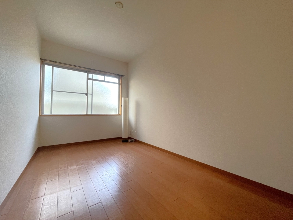 洋室は5.1帖。1階なので洋室にもエアコンが設置可能です。