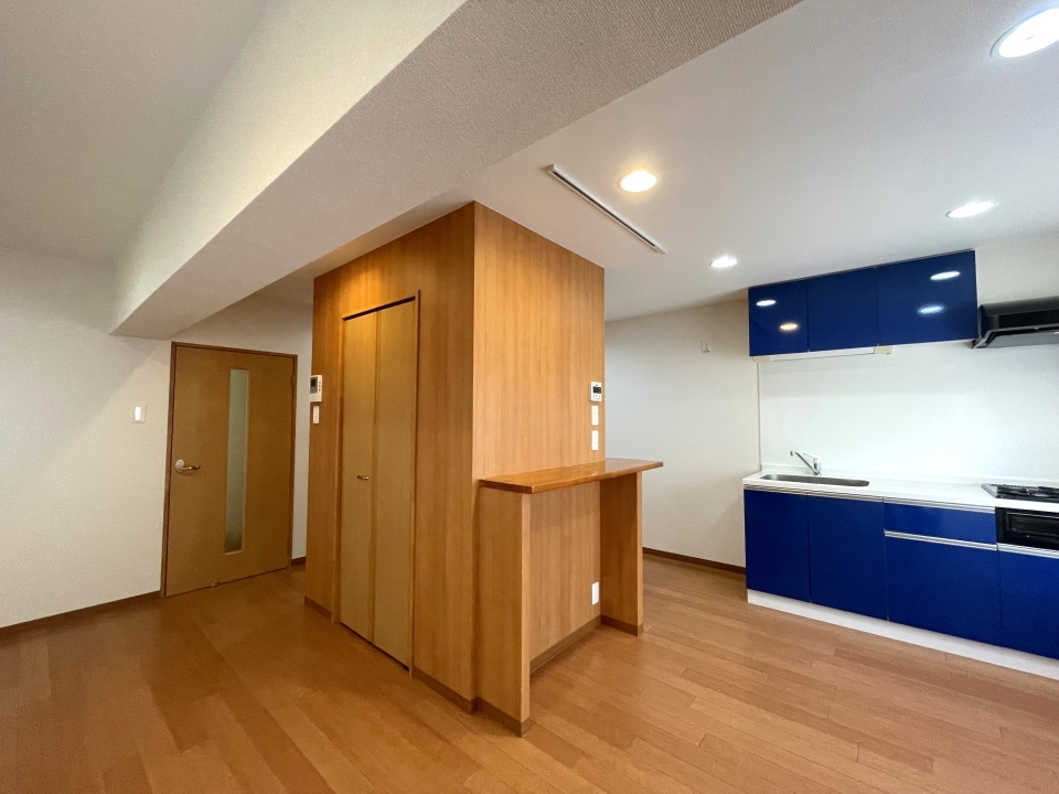 リビング中央にはまるで1本の木が立っているようなカウンターが。