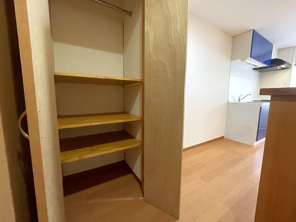 リビング角も収納！パントリーとしても使えそう。