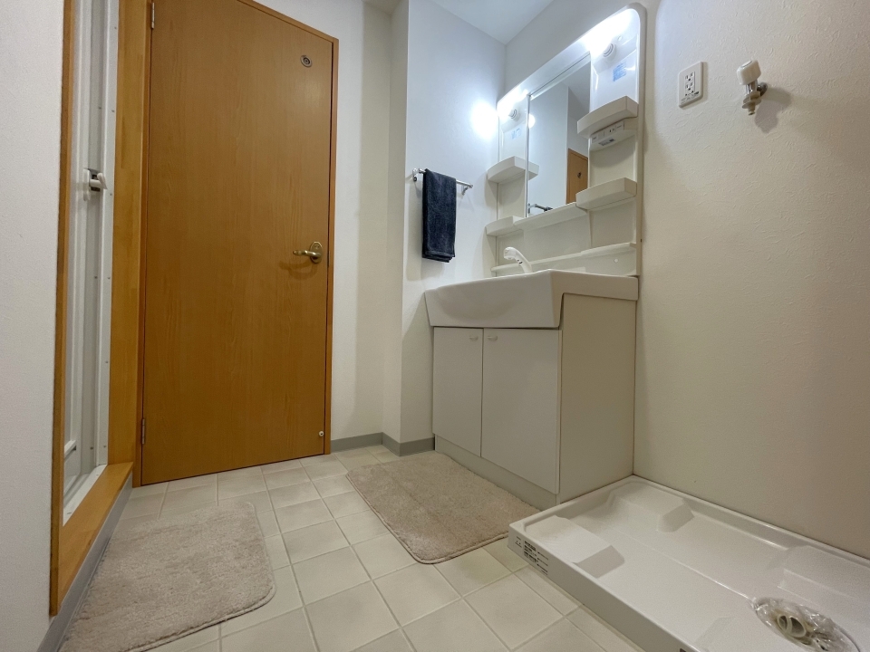 ゆとりのある広さの洗面脱衣所。